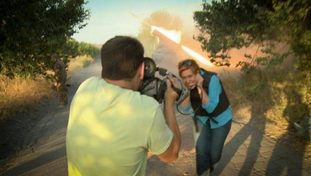 Фотофакт: Журналистка RussiaToday с улыбкой позирует на фоне стреляющего «Града» Фотофакт: Журналистка RussiaToday с улыбкой позирует на фоне стреляющего «Града»
