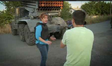 Фотофакт: Журналистка RussiaToday с улыбкой позирует на фоне стреляющего «Града»