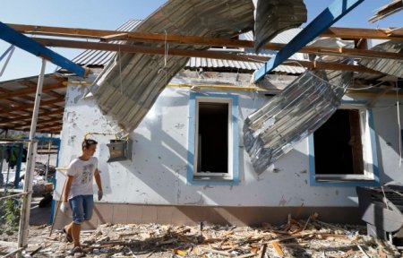 Фоторепортаж: Разрушенные дома и техника на окраине Мариуполя