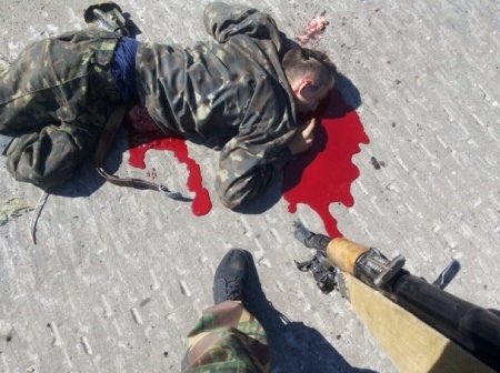 Наемники РФ фотографируются на фоне убитых бойцов АТО 18+ (Фото)