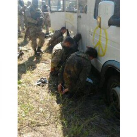 Бойцы батальона "Киев-1" задержали 5 человек, которые хотели закопать оружие в лесополосе