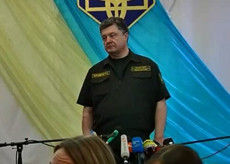 Порошенко заявил, что "никому не позволит шельмовать армию"