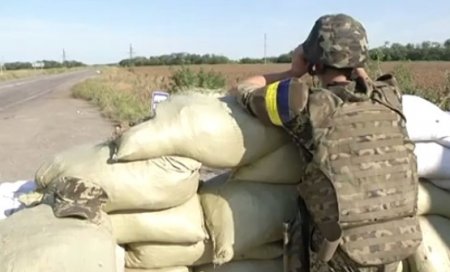 Россияне раскатывают на танках возле позиций сил АТО на глазах у ОБСЕ (ВИДЕО) Россияне раскатывают на танках возле позиций сил АТО на глазах у ОБСЕ (ВИДЕО)