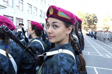 Украинские девушки идут служить в армию. ФОТО