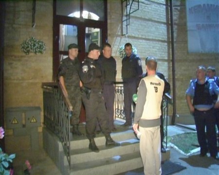 Радикалы Ляшко и бойцы Нацгвардии уcтроили перестрелку в Киеве Радикалы Ляшко и бойцы Нацгвардии уcтроили перестрелку в Киеве