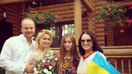 Концерты Софии Ротару в России отменяют из-за фото с украинским флагом