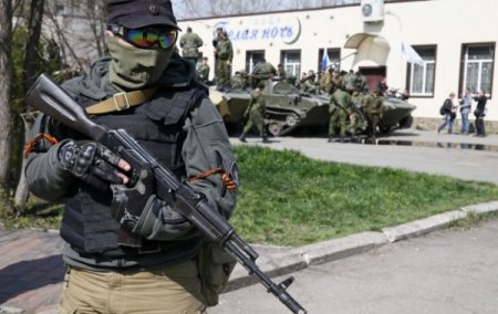 В Амвросиевке террористы расстреляли украинский флаг на въезде в город