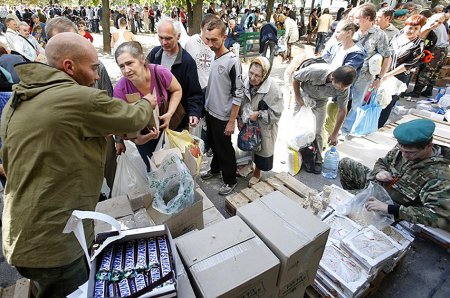 В оккупированный Луганск начали завозить продукты питания (фото)