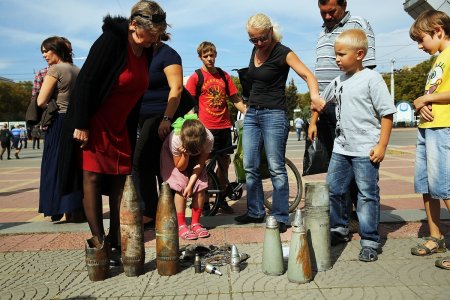 В оккупированный Луганск начали завозить продукты питания (фото)