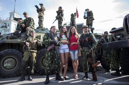 Луганск под оккупацией: парад террористов и гробы «до востребования» (Фото +18)