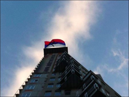 Фотофакт: На высотке в Киеве появился российский флаг со свастикой
