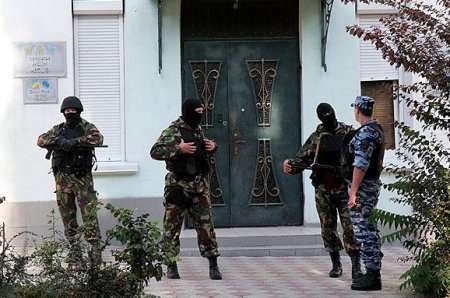 Оккупанты вновь проводят обыски в здании Меджлиса и начали конфисковывать имущество