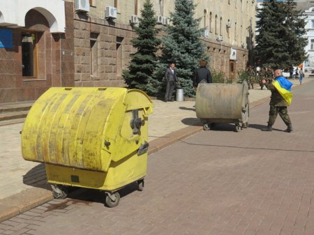Еще один регионал прошел «люстрацию мусорным ящиком» Еще один регионал прошел «люстрацию мусорным ящиком»
