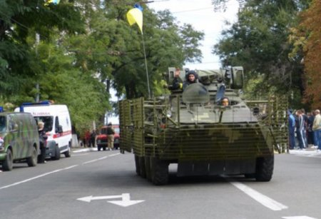 В Мариуполе в День города прошел парад военной техники