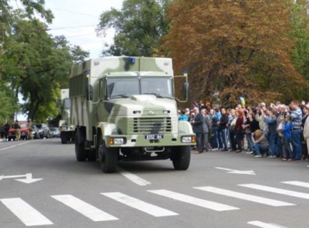В Мариуполе в День города прошел парад военной техники