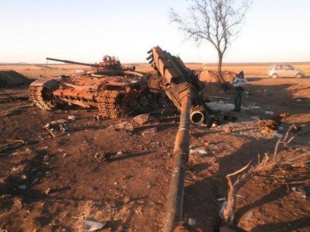 Уничтоженные у Старобешева российские танки. Фото