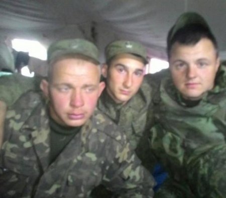 Российские военные на границе с Украиной переодеваются в украинскую форму старого образца