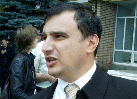 Луганский сепаратист Арсен Клинчаев ударил журналистку телеканала ТВі.Видео