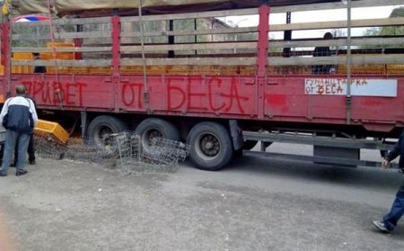 «Гуманитарка от Беса». Боевики Безлера грабят птицефабрики и раздают кур, как гуманитарку. Видео