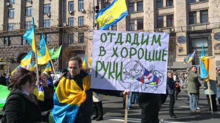 Харьковчане на Крещатике требуют усилить оборону города. Фото