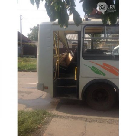 В Донецке боевики на машине с пушкой задели пассажирский автобус и автомобиль, - очевидцы