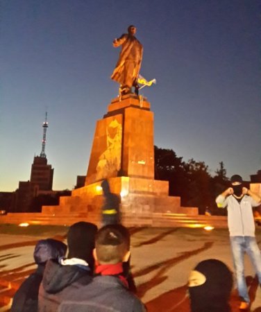 Снос памятника Ленину в Харькове: «болгарка», петарды и сотни людей