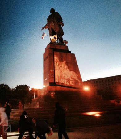 В центре Харькова активисты отпиливают ногу памятника Ленину