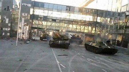 Как боевики атаковали аэропорт Донецка танками. Фото