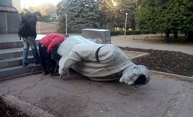 В Кривом Роге ночью повалили памятник Ленину
