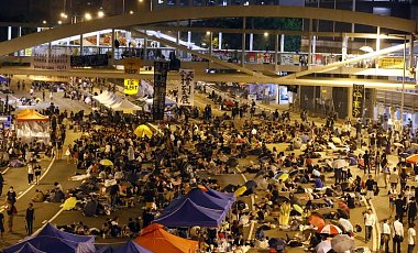 Демонстранты в Гонконге занимают правительственный квартал