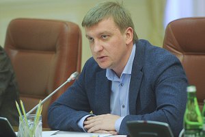 Кабмин уволит часть чиновников после подписания закона о люстрации, - Петренко