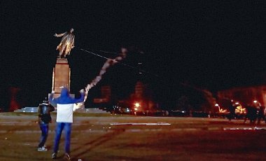 Порошенко не осуждает снос памятника Ленина в Харькове
