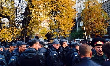 Протест на Банковой затих: солдаты-срочники покидают улицу