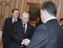 Путин нервничал при встрече с Порошенко. Видео