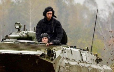 Яценюк испытал танк на львовском полигоне