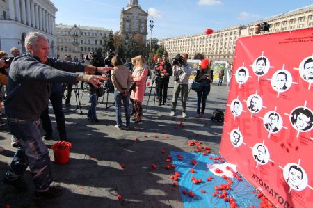 Гнилые помидоры для депутата: акция позора в Киеве