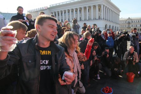 Гнилые помидоры для депутата: акция позора в Киеве
