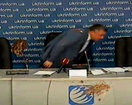 Экс-генпрокурора Махницкого на пресс-конференции забросали тортами