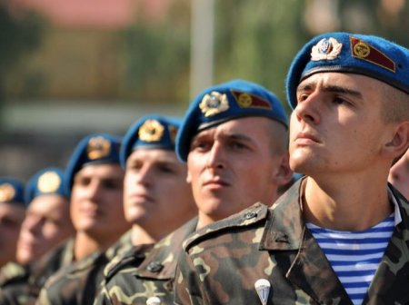 Скандал ВДВ: Украинские десантники взяли боевое оружие, окопались и требуют вернуть своего командира