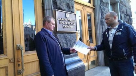 "Правый сектор" передал Порошенко список кандидатов от его блока, которых нужно люстрировать