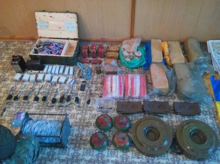 У Лисичанска обнаружили тайник с арсеналом оружия и взрывчатки (Фото)