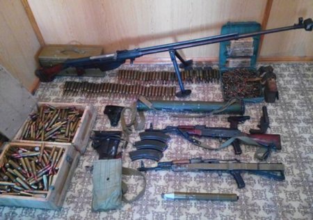 У Лисичанска обнаружили тайник с арсеналом оружия и взрывчатки (Фото)