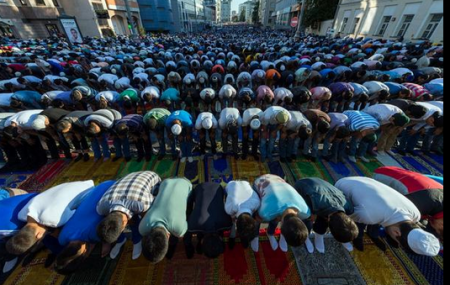 Столица «русского мира» обездвижена: мусульмане празднуют Курбан-байрам (Фото)