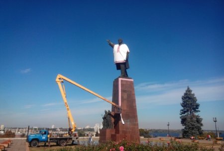 В Запорожье памятник Ленину активисты одели в вышиванку