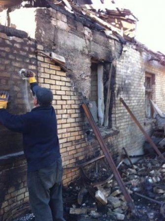 Последствия обстрела Красногоровки: разрушенные дома и застрявшие в асфальте снаряды (Фото)