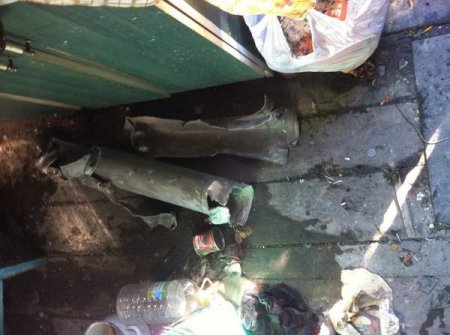 Последствия обстрела Красногоровки: разрушенные дома и застрявшие в асфальте снаряды (Фото)