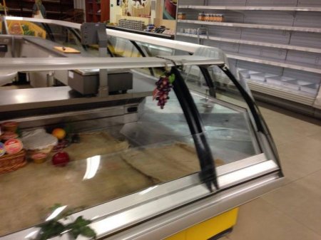 Фотофакт: Пустые полки в севастопольском супермаркете