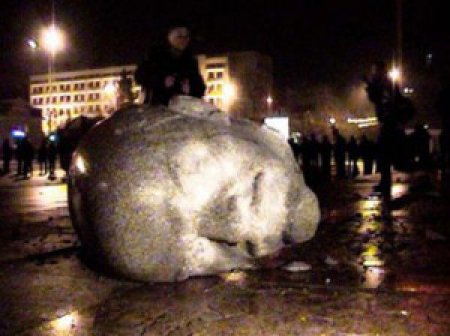 В Харькове неизвестные повалили еще 2 памятника Ленину. Видео