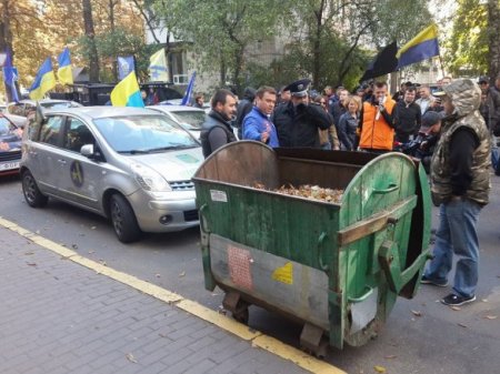 Под ГПУ участники Автомайдана подвезли мусорные баки для "люстрации" Яремы