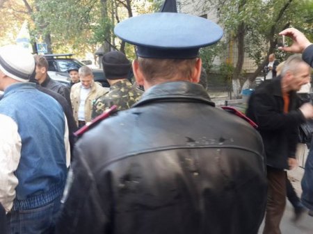 Под ГПУ участники Автомайдана подвезли мусорные баки для "люстрации" Яремы